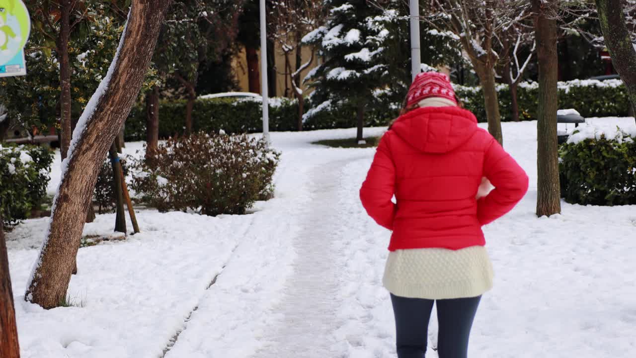 走在雪视频素材