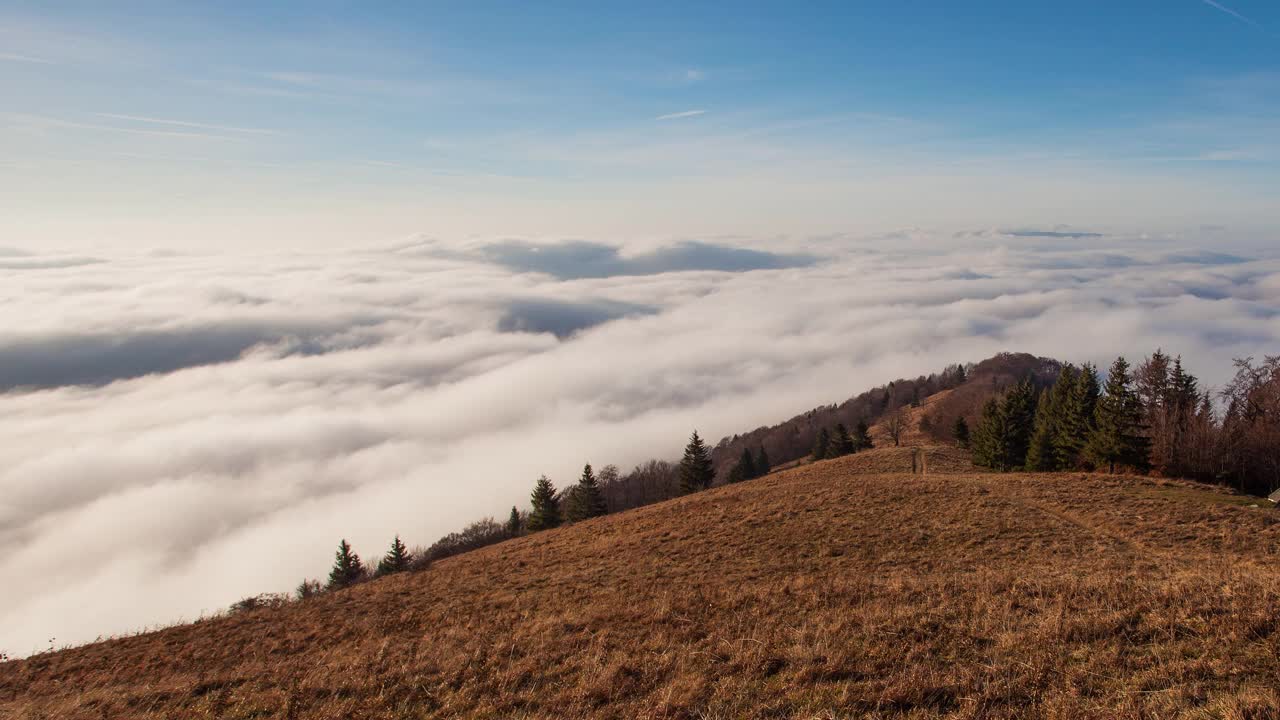 时间流逝——云雾笼罩着山丘和山脉视频素材