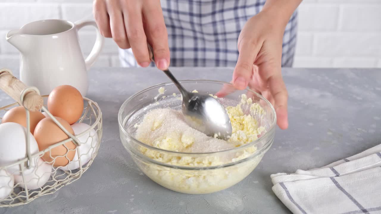 做白干酪煎饼，瑟妮基。生面团的准备，糕点的制作。在家做饭的女人视频素材