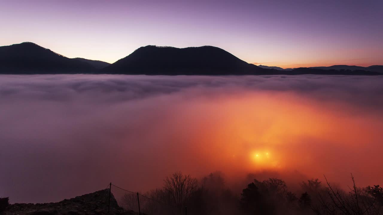 秋天的风景，有雾的早晨的山丘和村庄，斯洛伐克，时间流逝视频素材