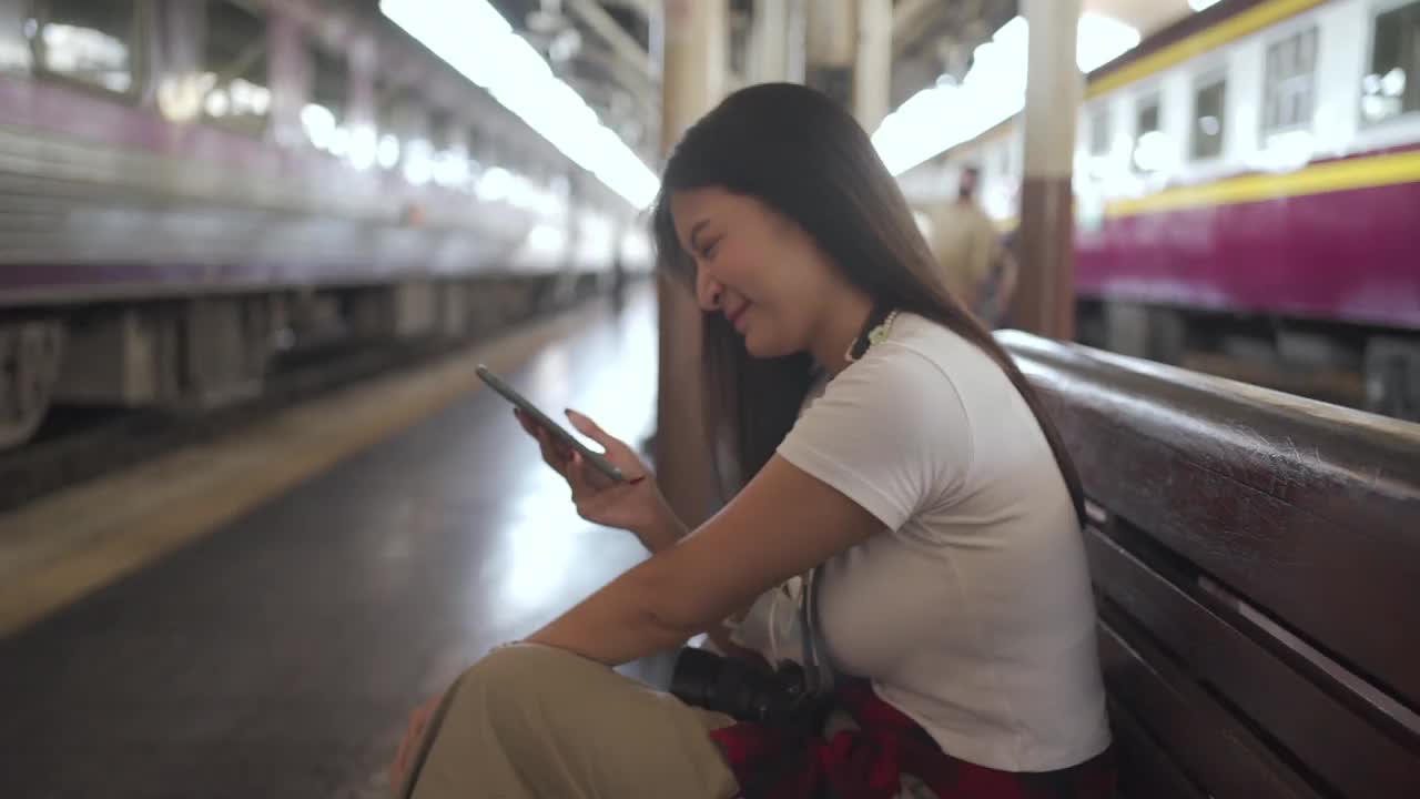 一名亚洲妇女在曼谷华兰蓬火车站等火车，她要去空气污染的城市工作。视频素材