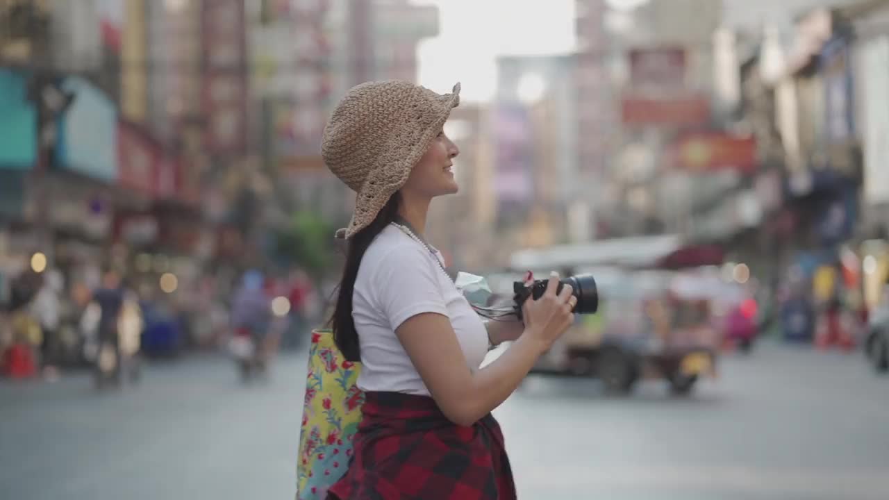 亚洲女摄影师，年龄20-30岁。旅游博客使用相机在泰国行走时拍摄在线旅游频道的视频片段。视频素材