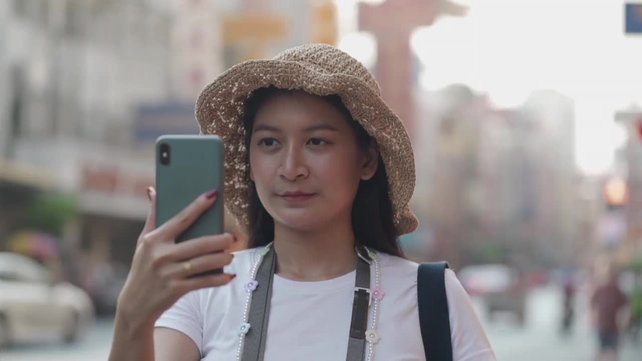 《亚洲旅行者》的博客女性在泰国曼谷旅游，美丽的女性用手机制作视频博客并在社交媒体上生活。视频素材