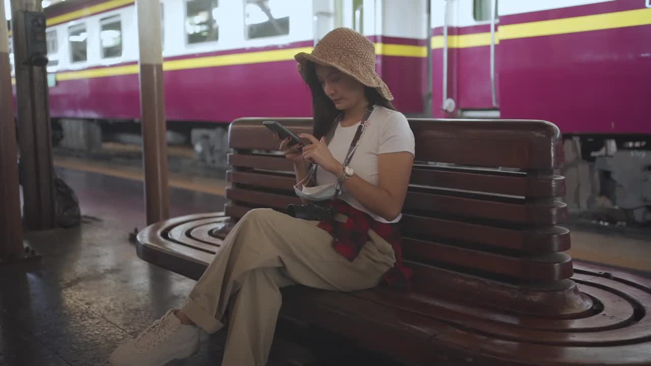 一名亚洲妇女在曼谷华兰蓬火车站等火车，她要去空气污染的城市工作。视频素材