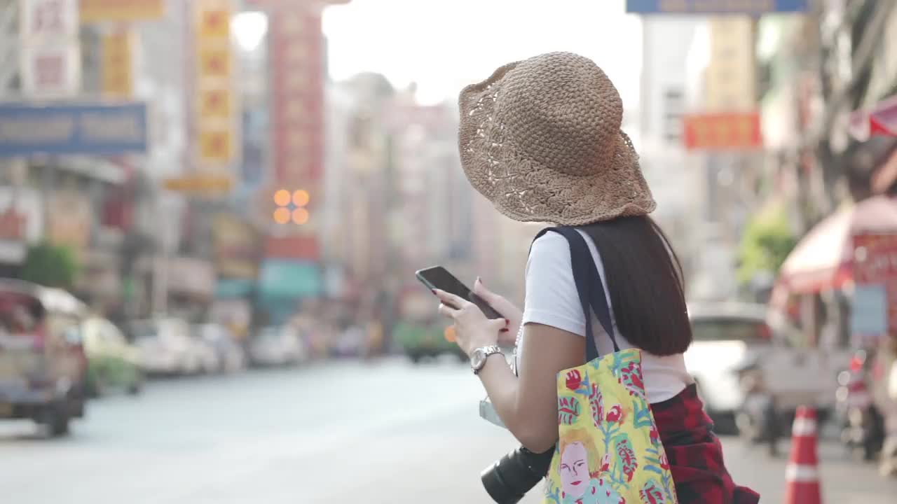 《亚洲旅行者》的博客女性在泰国曼谷旅游，美丽的女性用手机制作视频博客并在社交媒体上生活。视频素材