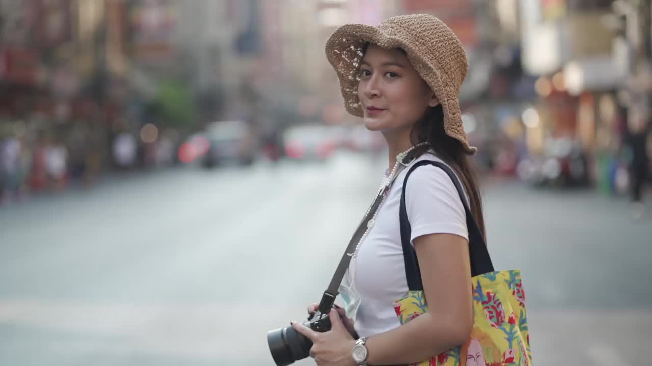 亚洲女摄影师，年龄20-30岁。旅游博客使用相机在泰国行走时拍摄在线旅游频道的视频片段。视频素材