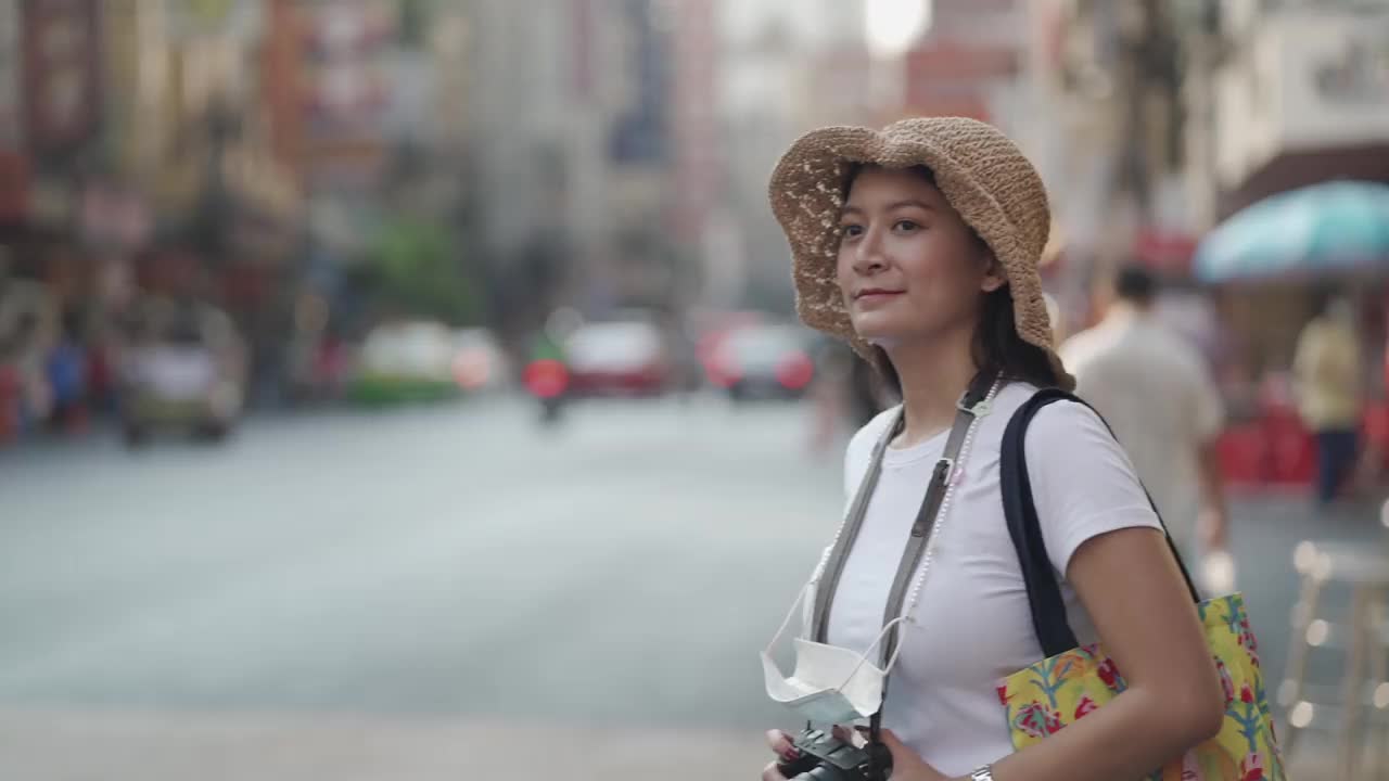 亚洲女摄影师，年龄20-30岁。旅游博客使用相机在泰国行走时拍摄在线旅游频道的视频片段。视频素材