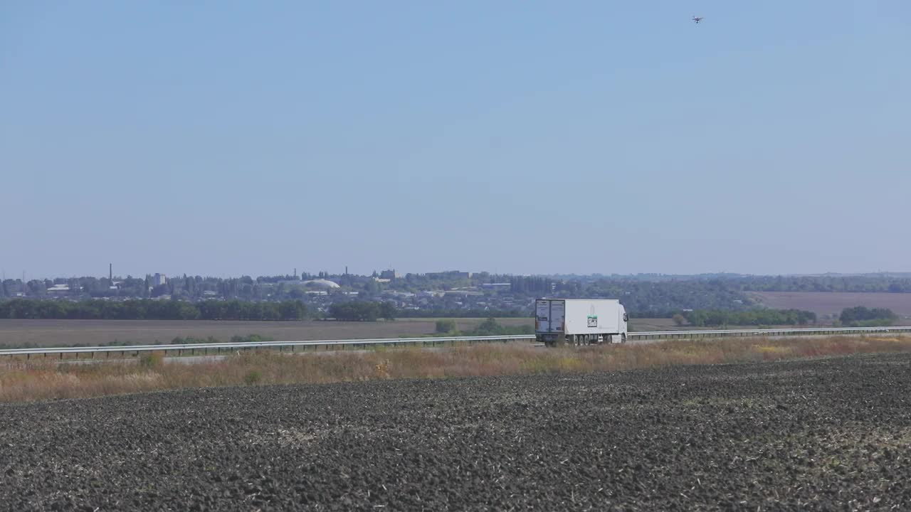 一辆卡车在城外的路上行驶，一辆现代货运卡车在高速公路上行驶视频素材