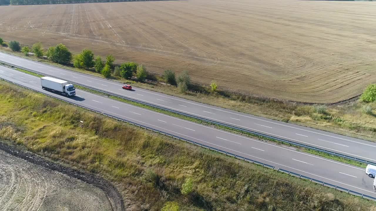 道路全景，卡车沿路行驶俯视图视频素材