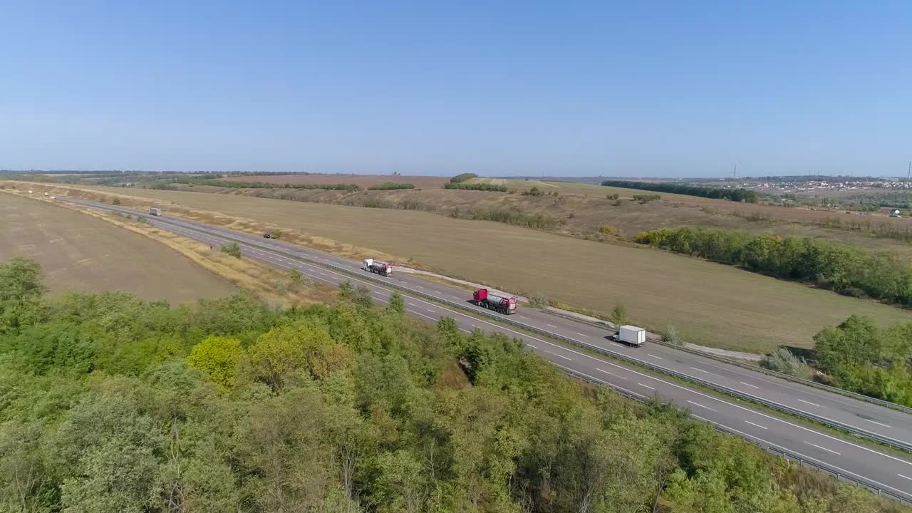 一辆卡车在城外的路上行驶，一辆现代货运卡车在高速公路上行驶视频素材