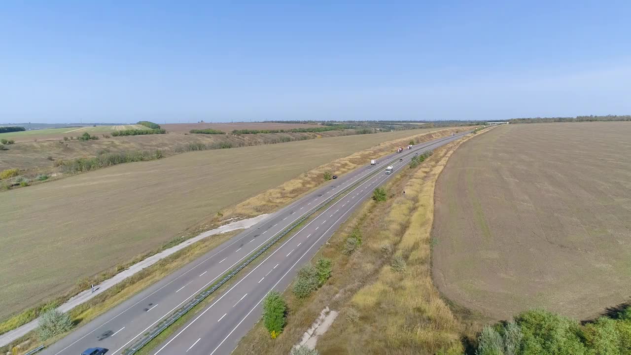 一辆油罐车在高速公路上行驶，俯视图。一辆马车在无人机的视野中行驶视频素材