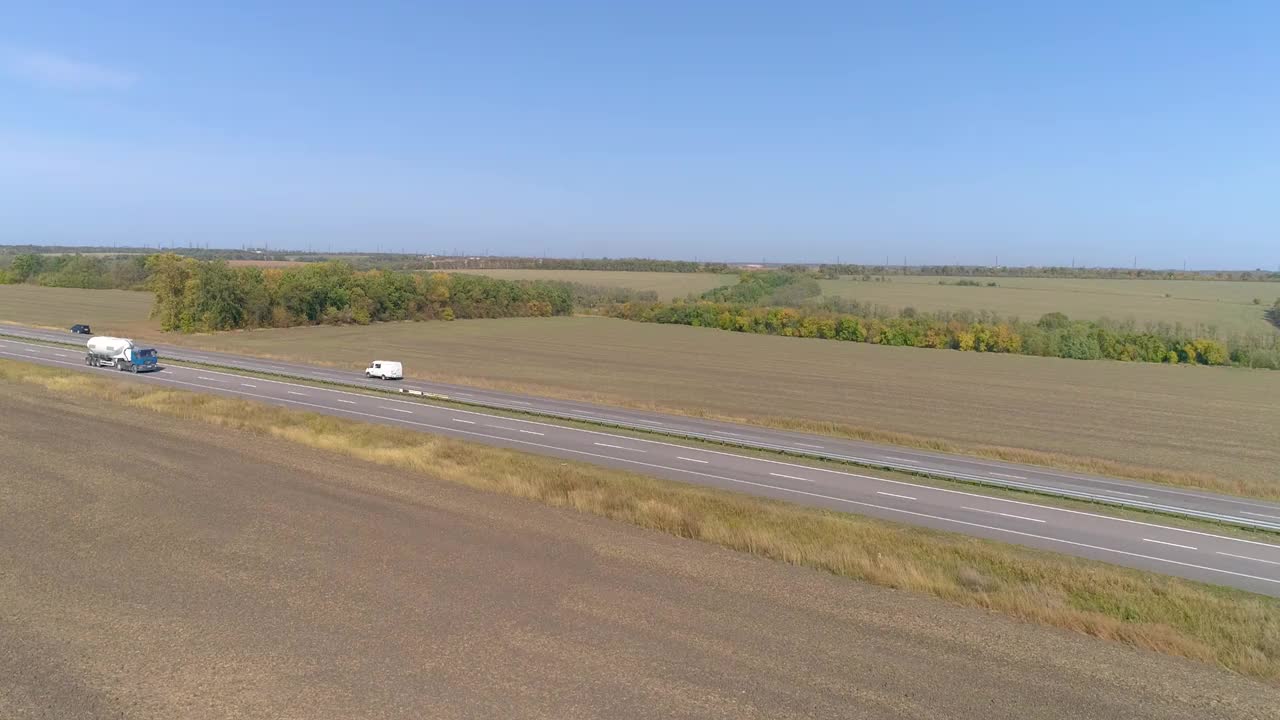 一辆卡车在城外的路上行驶，一辆现代货运卡车在高速公路上行驶视频素材