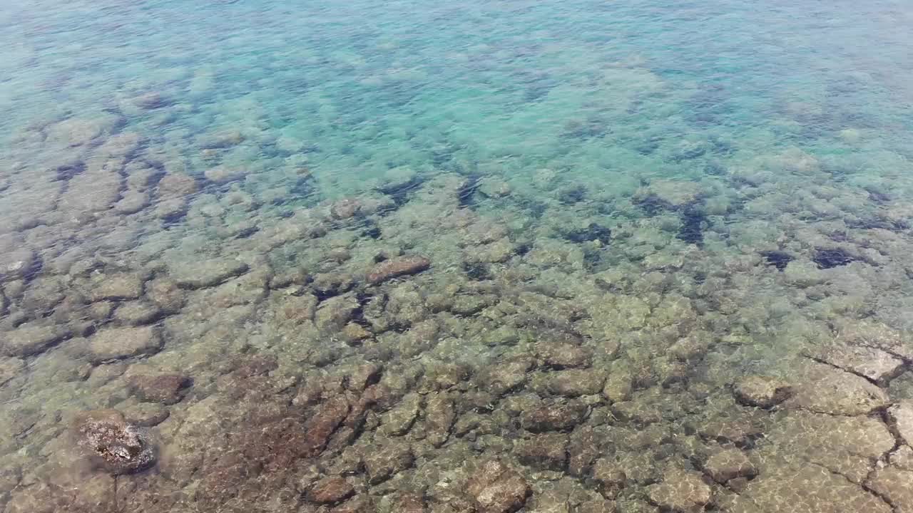 海浪鸟瞰图和奇妙的岩石海岸，泰国视频素材