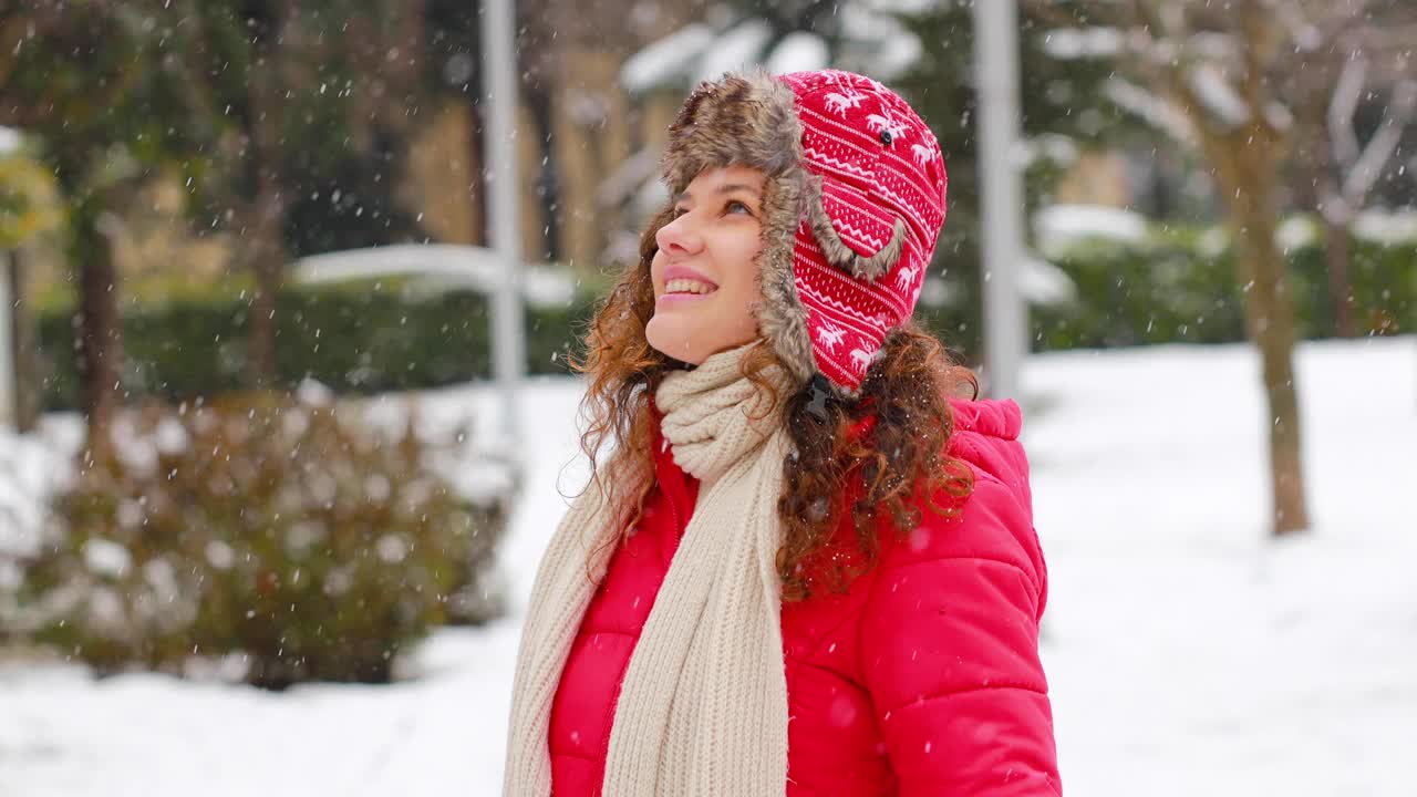 年轻女子正在享受下雪的冬日视频素材