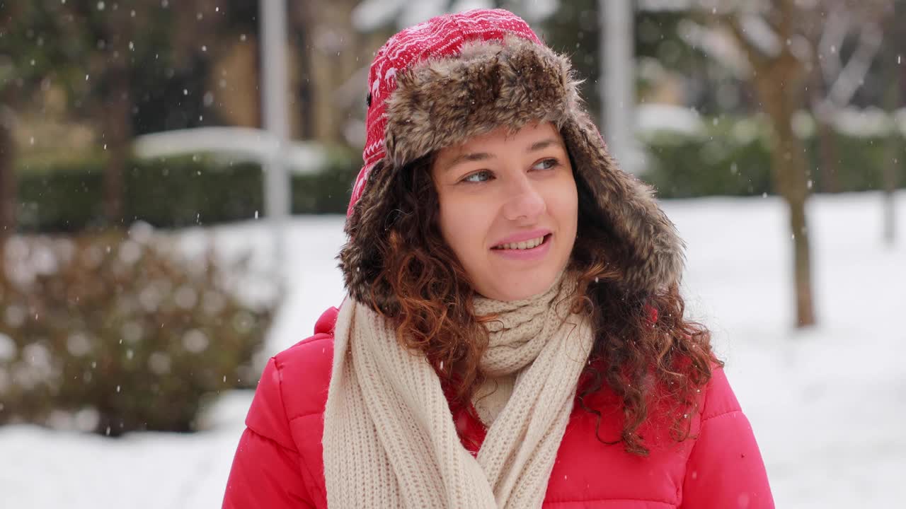 年轻女子正在享受下雪的冬日视频素材