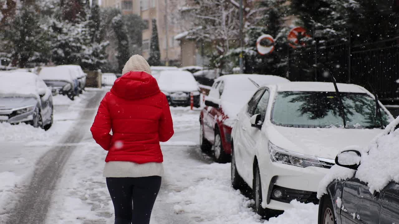 走在雪视频素材