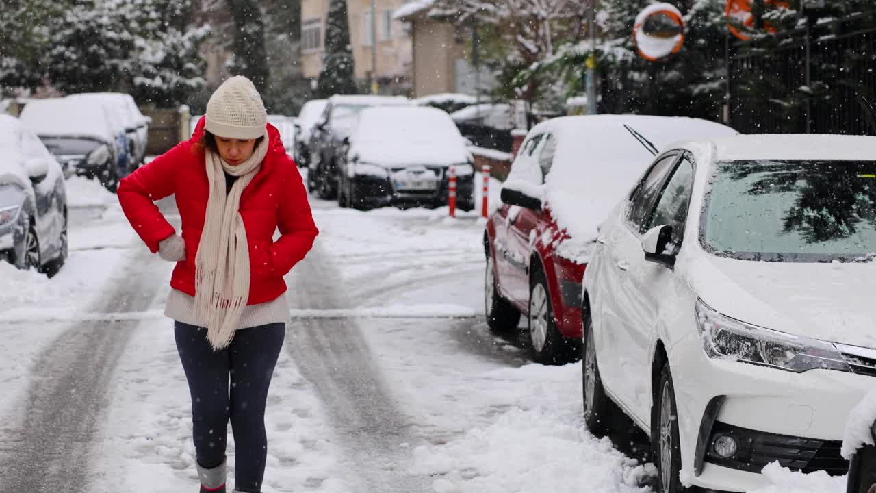 走在雪视频素材