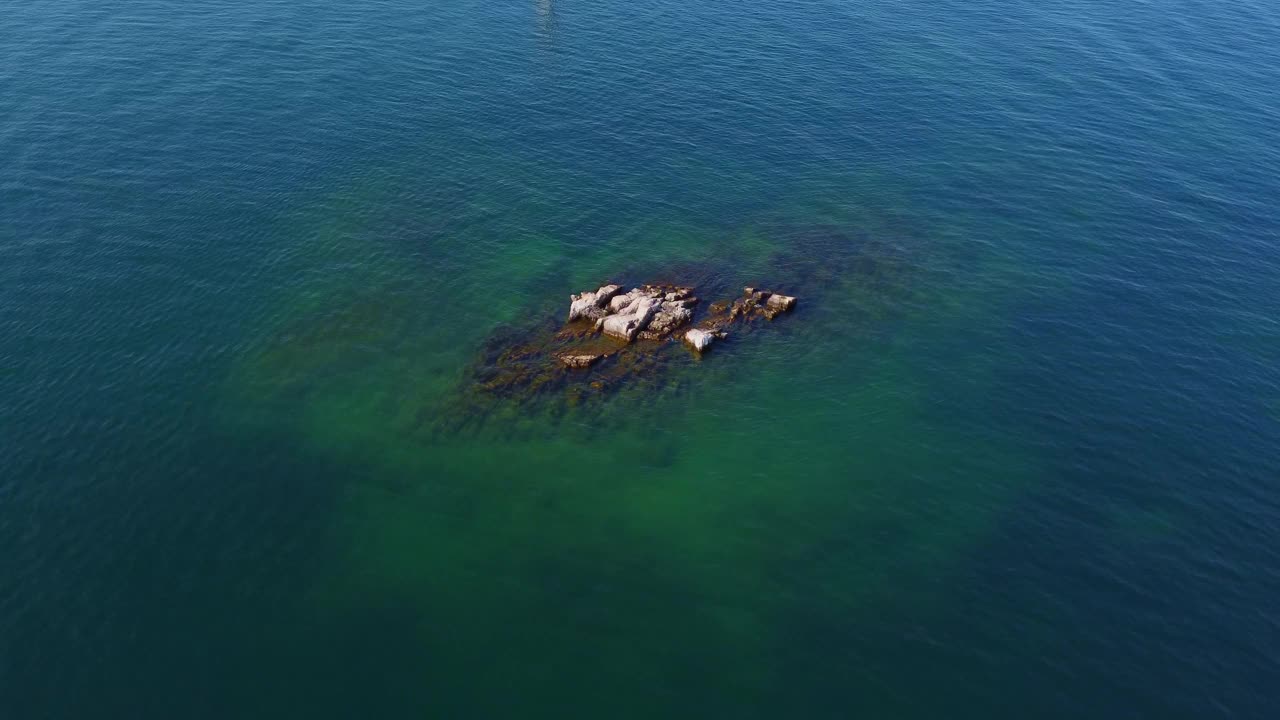 孤独的帆船在湖中央航行视频下载