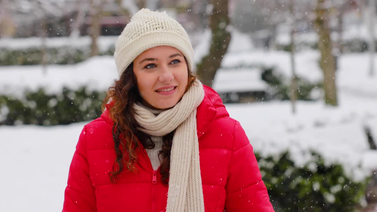 年轻女子正在享受下雪的冬日视频素材