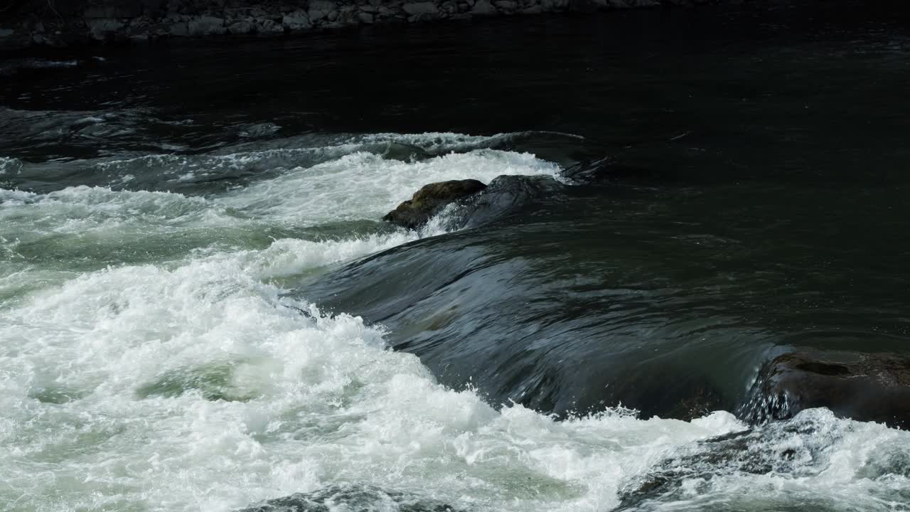 水流顺着急流而下视频素材