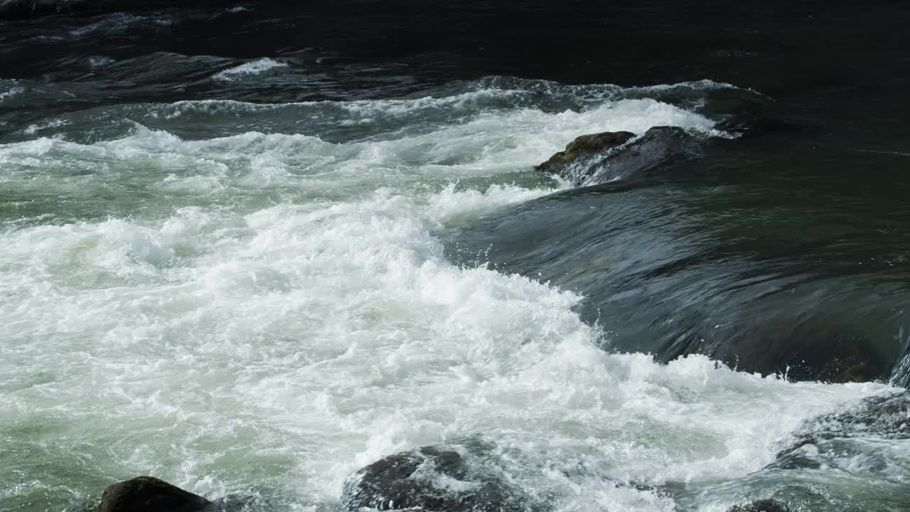 水流顺着急流而下视频下载