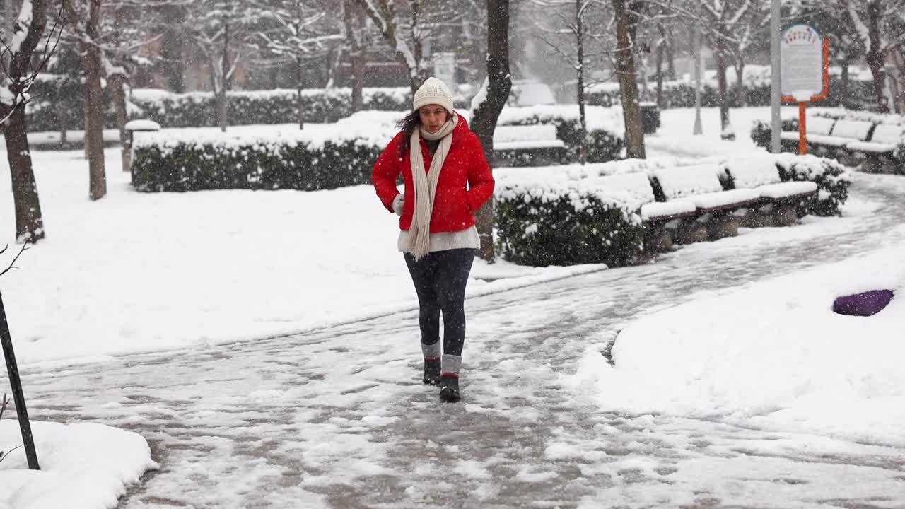 走在雪视频素材