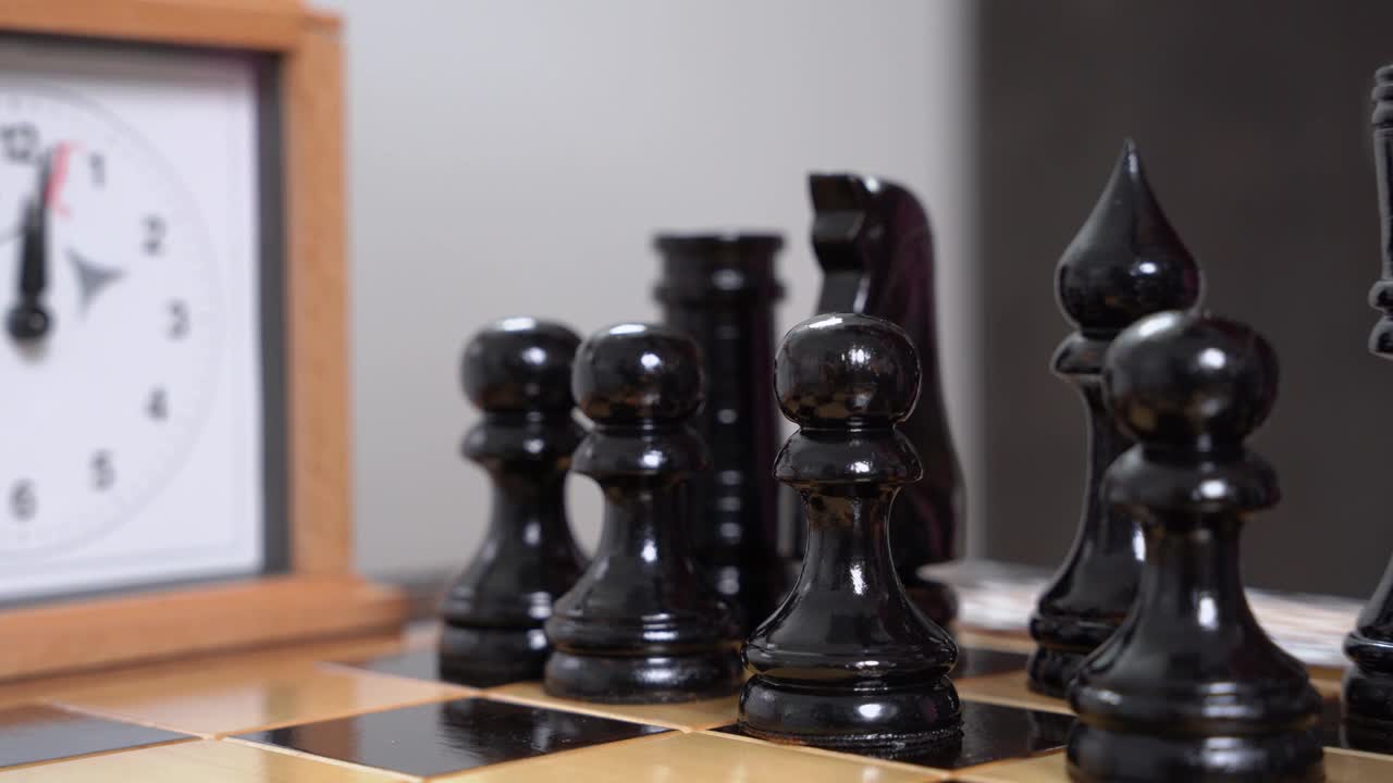 聪明的腊肠犬用小爪子沿着棋盘移动棋子，与黑棋子在比赛中极其近距离地下棋视频素材