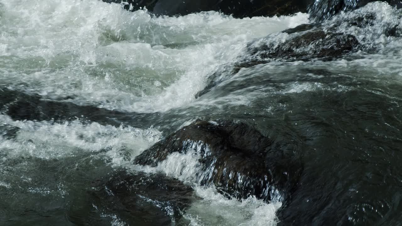 水流顺着急流而下视频素材