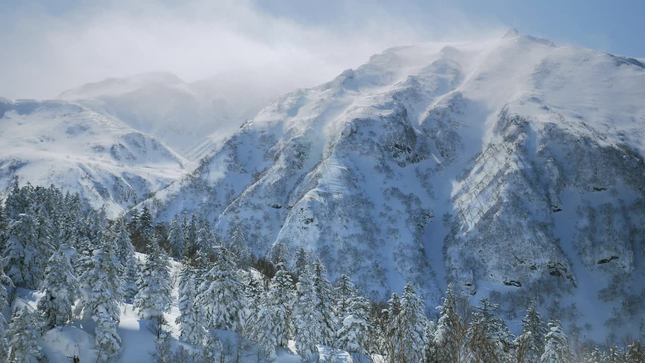 在日本北海道上村十胜山(Tokachi)的野外滑雪视频素材