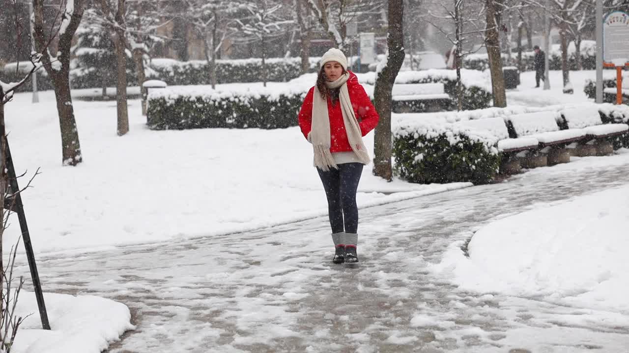 走在雪视频素材