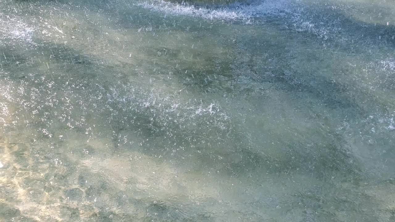 水珠细雨由喷泉内波纹水面的波纹纹理而成视频素材