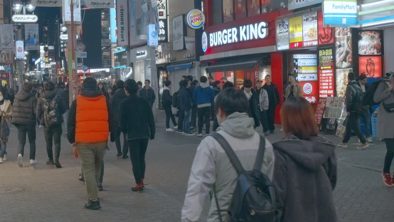 涩谷的商店，酒吧和餐馆在晚上视频素材