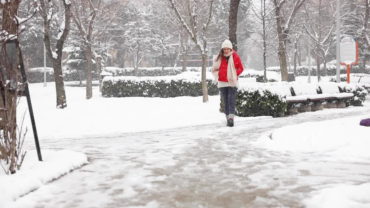 走在雪视频素材