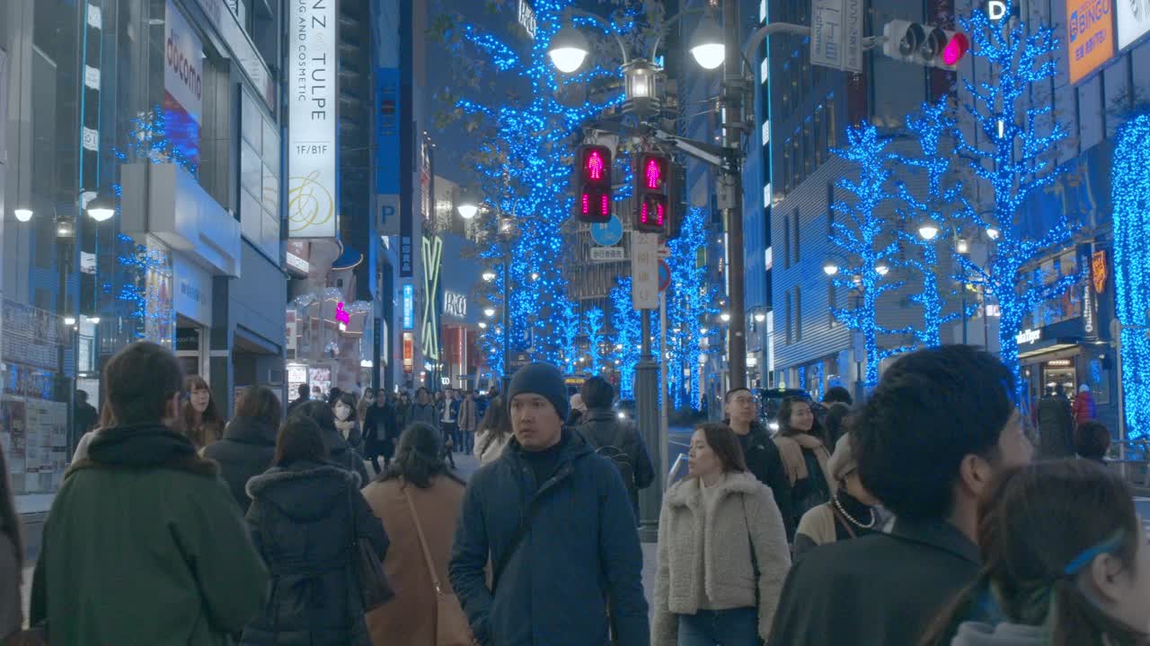 涩谷的商店，酒吧和餐馆在晚上视频素材