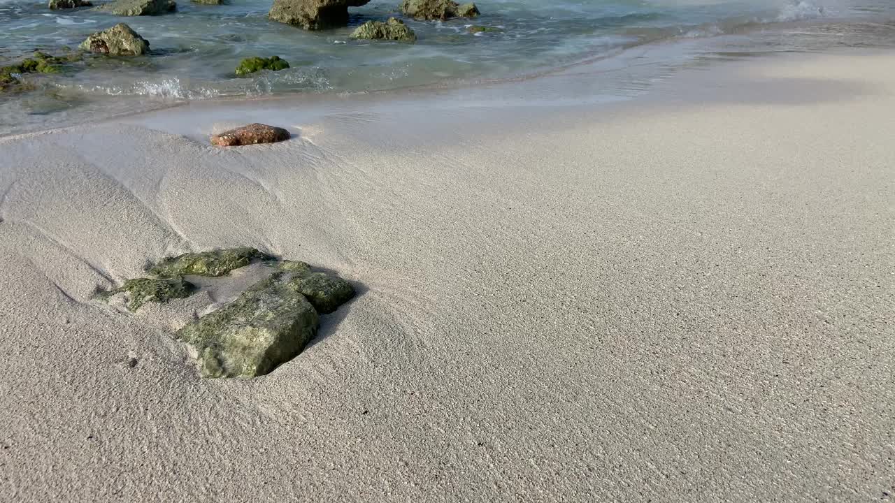 加勒比海的海浪拍打着海滩上裸露的岩石视频素材