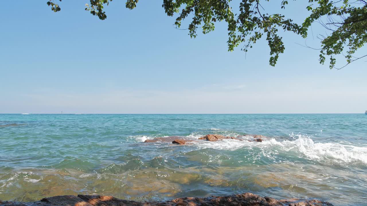 海滩的观点，热带的桑迪和岩石海岸视频素材