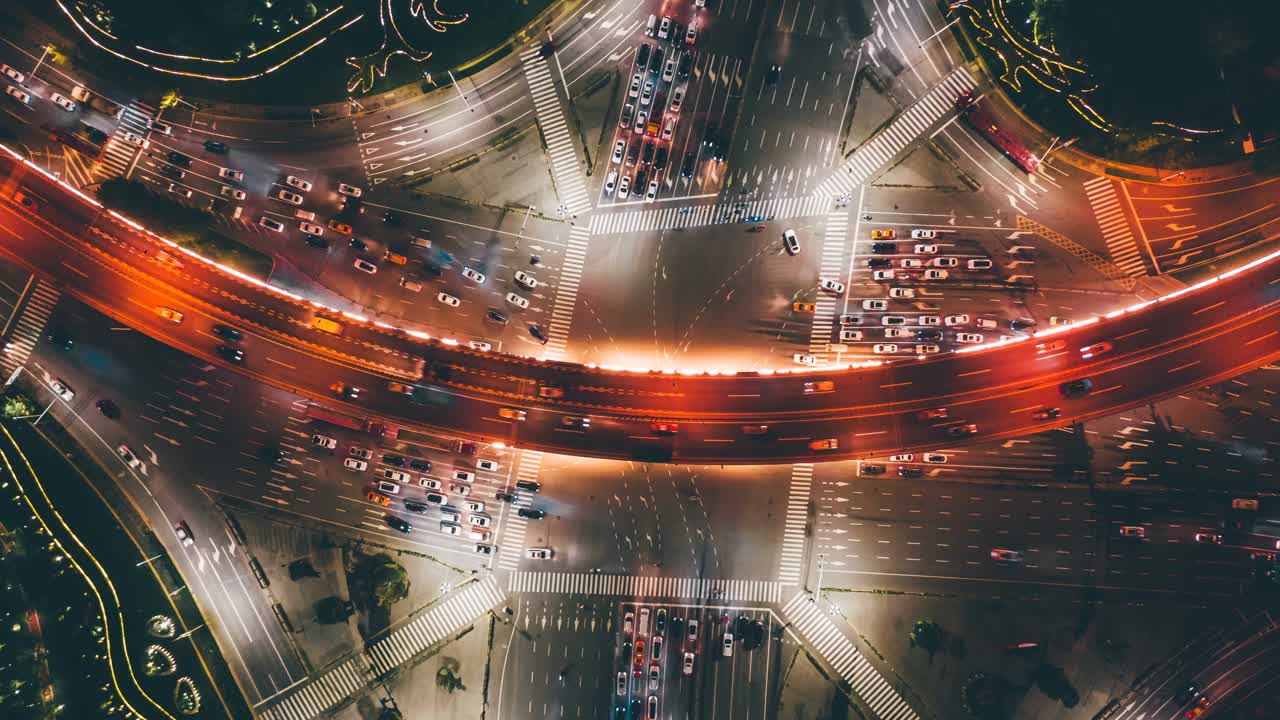 延时无人机视角下的城市街道十字路口在晚上视频素材