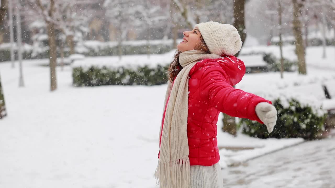 年轻女子正在享受下雪的冬日视频素材