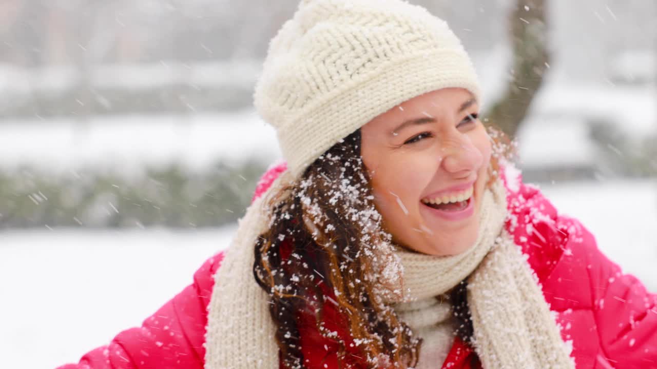 年轻女子正在享受下雪的冬日视频素材