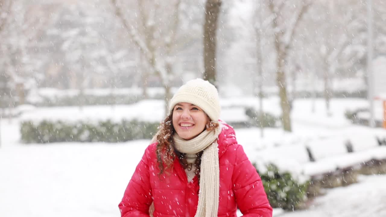 年轻女子正在享受下雪的冬日视频素材