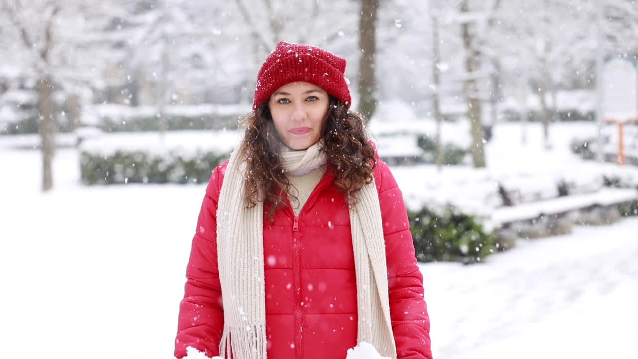 年轻女子正在享受下雪的冬日视频素材