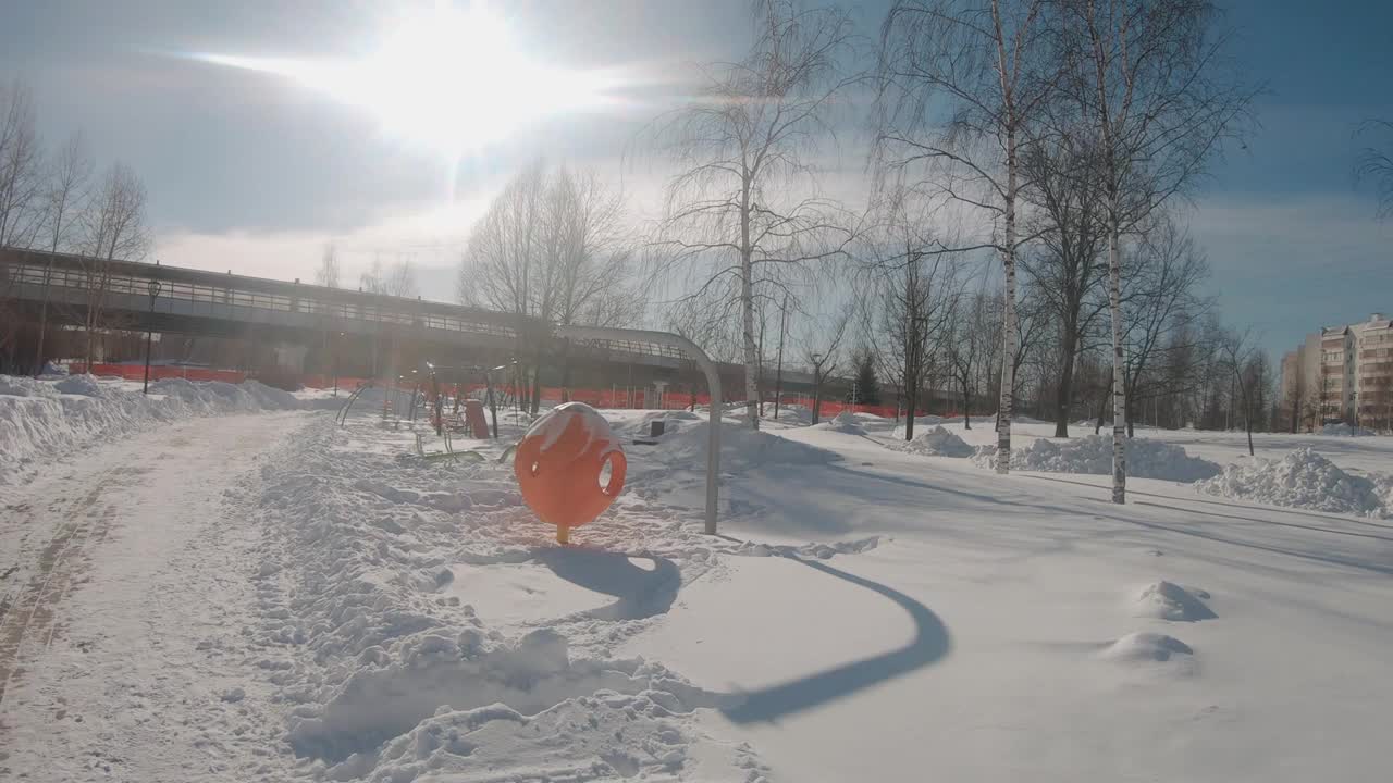 一场大雪后，莫斯科住宅区的儿童游乐场视频素材