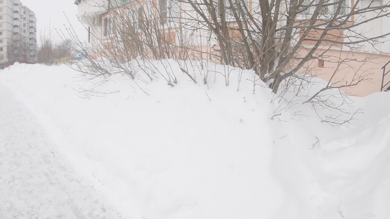 一场大雪过后，Yuzhnoye Butovo居民区的房屋附近出现了雪堆视频素材