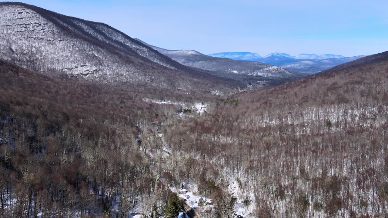 一架无人机拍摄的晴朗的雪山山谷，蓝天和一些云彩视频素材