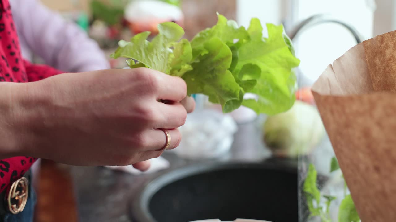 在厨房里做早餐沙拉的女人。视频素材