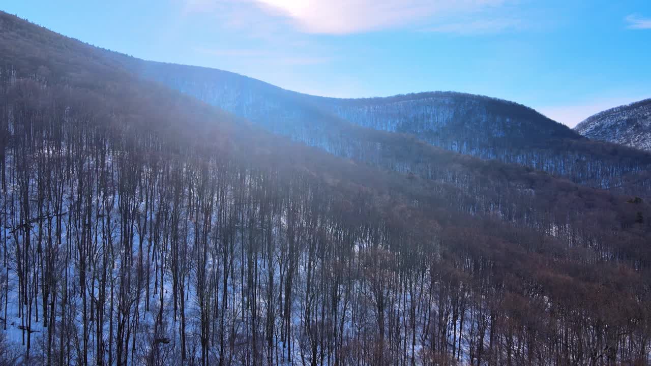 一架无人机拍摄的晴朗的雪山山谷，蓝天和一些云彩视频素材