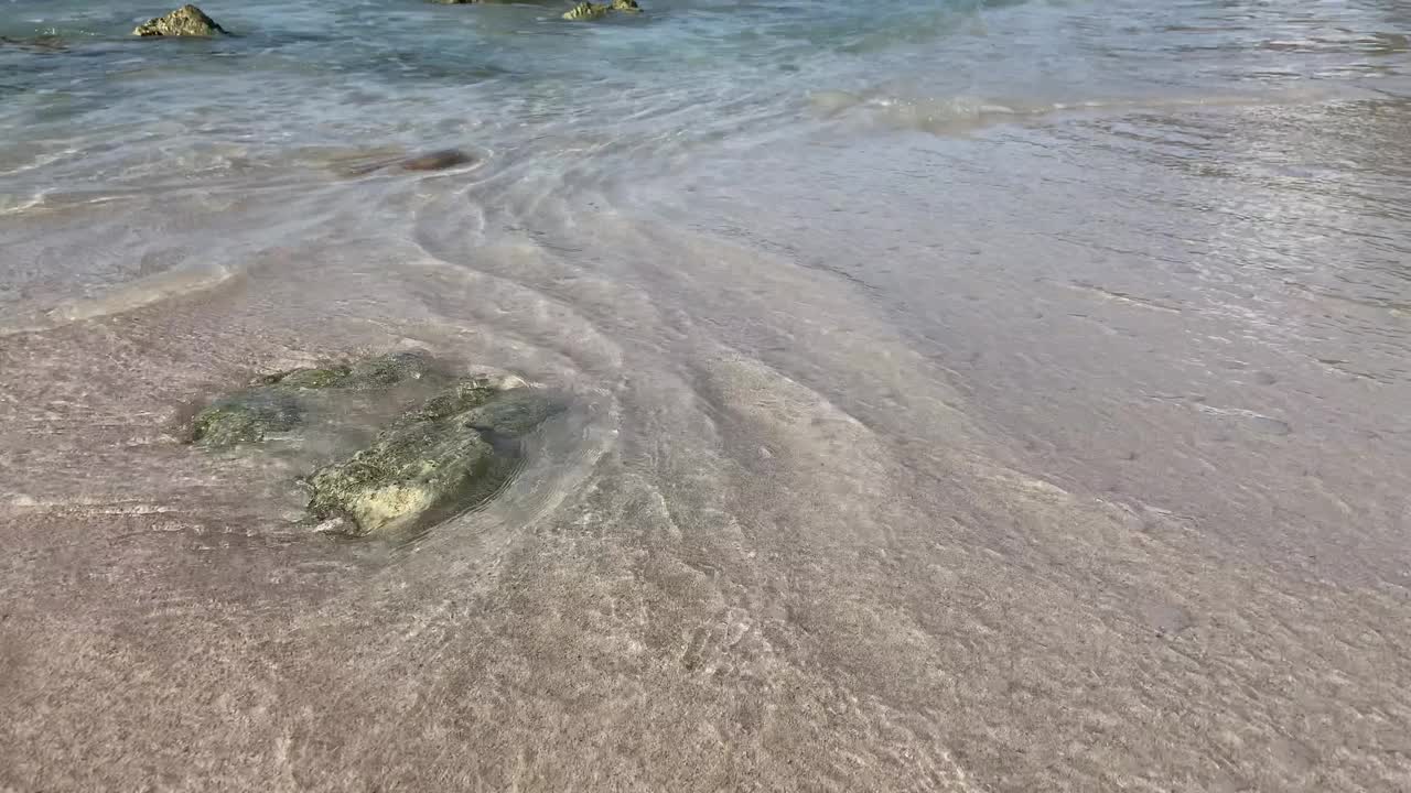 加勒比海的海浪拍打着海滩上裸露的岩石视频素材