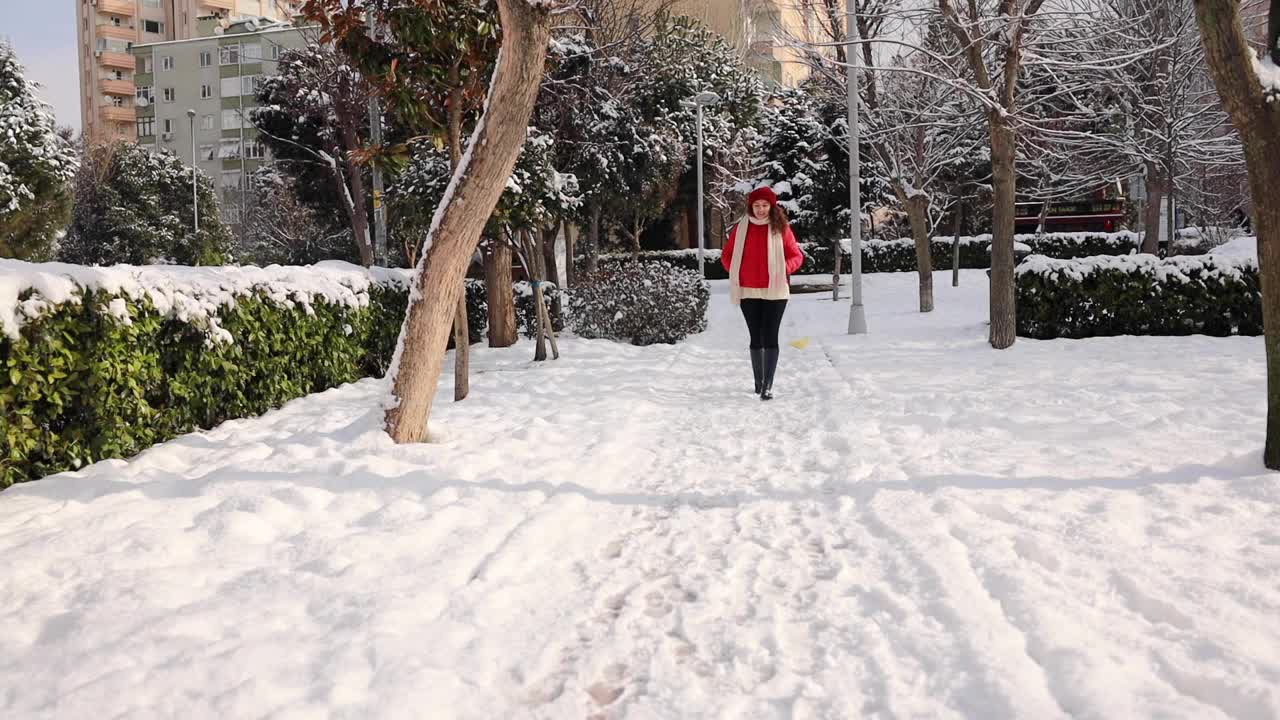 走在雪视频素材