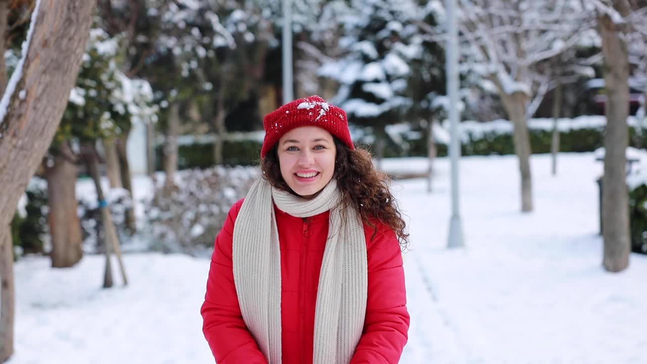 年轻女子正在享受下雪的冬日视频素材