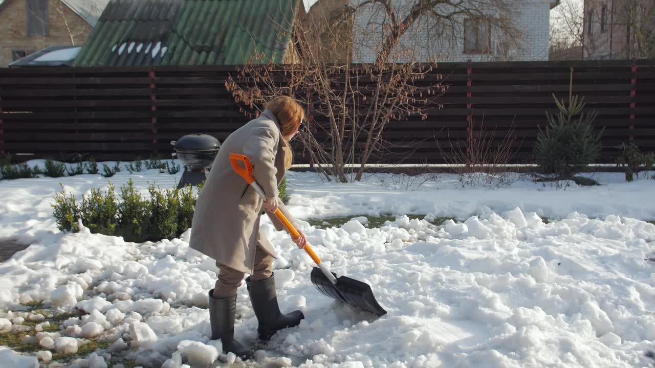 女人删除雪视频素材